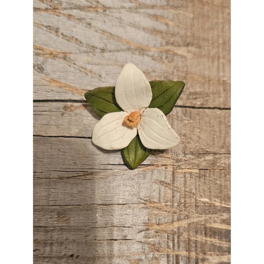 Trillium Flower brooch pin - signed Canada Floral Statement Lapel Accent FASHION